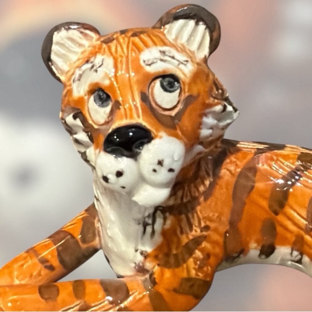 Vintage Kathy Wise Original Whimsical Laying Down Tiger Figurine - Picture 4 of 6